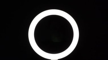 Kadın eli, telefonun siyah arka planda yakın çekimini gösteriyor. reklam eklemek için yeşil ekran modeli.