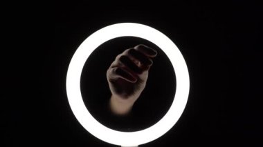 Jest paketi. Kadın eli yakın plan parmak figürleri yapar. parmak oyunu, tıklama.