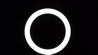 Kadın elleri çerçevede bir yumrukla vuruyor. Kadın hakları için savaş. Siyah arkaplanda yakın plan hareketler.