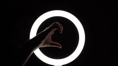 Bir sürü jest. Kadın eli yakın plan parmak figürleri yapar. Parmak oyunu, kalp şeklinde avuçlar. Eller aşkın sembolünü gösterir.