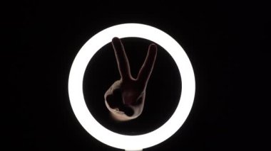 Bir sürü jest. Kadın eli yakın plan parmak figürleri yapar. Parmak oyunu. İki parmak işaretini gösteriyor. zafer sembolü.