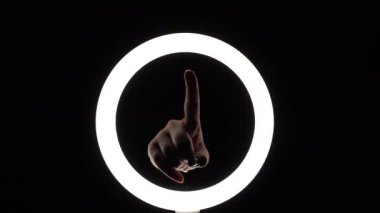 Bir sürü jest. Kadın eli yakın plan parmak figürleri yapar. Parmak oyunu. Parmağını havaya kaldırıyor. Hey, sen! Sana ihtiyacımız var. Seni izliyoruz..