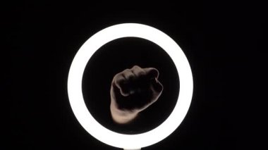 Bir sürü jest. Kadın eli yakın plan parmak figürleri yapar. Parmak oyunu. Birden beşe kadar say..