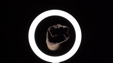 Bir sürü jest. Kadın eli yakın plan parmak figürleri yapar. Parmak oyunu. Beşten bire kadar say..