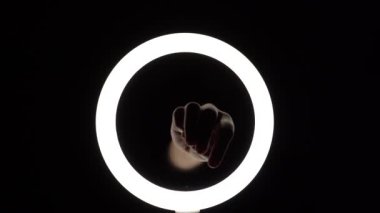 Bir sürü jest. Kadın eli yakın plan parmak figürleri yapar. Parmak oyunu. Birden beşe kadar say..