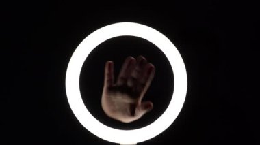 Bir sürü jest. Kadın eli yakın plan parmak figürleri yapar. Parmak oyunu. El sallayarak merhaba ya da güle güle. Selamlar ve elveda..