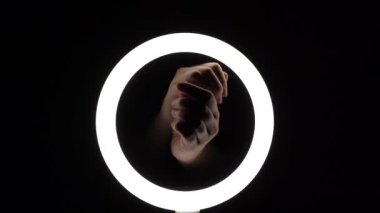 Bir sürü jest. Kadın eli yakın plan parmak figürleri yapar. Parmak oyunu, nazik hareketler. Kuşlar uçan göçmen