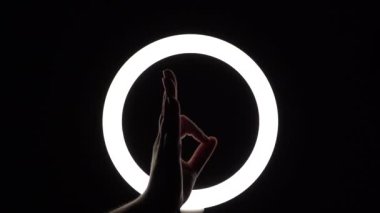 Bir sürü jest. Kadın eli yakın plan parmak figürleri yapar. Parmak oyunu, nazik hareketler. Tamam jest. Müdahaleci ile anlaşma.