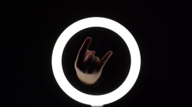 Jest paketi. Kadın eli yakın plan parmak figürleri yapar. Parmak oyunu. Kaya hareketi.