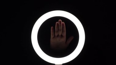 Jest paketi. Kadın eli yakın plan parmak figürleri yapar. Parmak oyunu. Bir avuç içi ya da dur işareti ile çak bir beşlik..