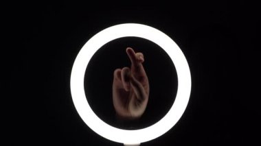 Jest paketi. Kadın eli yakın plan parmak figürleri yapar. Parmak oyunu. Şans veya aldatmaca için şans dileyin..