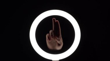 Jest paketi. Kadın eli yakın plan parmak figürleri yapar. Parmak oyunu. Parmak tabancası taklidi. Avuç içi silahı.