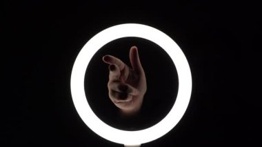 Jest paketi. Kadın eli yakın plan parmak figürleri yapar. Parmak oyunu. Parmak tabancası taklidi. Avuç içi silahı.