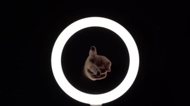 Jest paketi. Kadın eli yakın plan parmak figürleri yapar. Parmak oyunu. Taş kağıt makas oyunu sallanıyor.