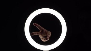 Jest paketi. Kadın eli yakın plan parmak figürleri yapar. Parmak oyunu. Taş kağıt makas oyunu sallanıyor.