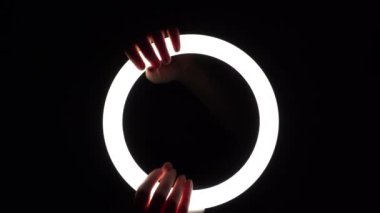 Bir sürü jest. Kadın eli yakın plan parmak figürleri yapar. Parmak oyunu, direksiyonu okşayan nazik hareketler..