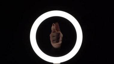 Bir sürü jest. Kadın eli yakın plan parmak figürleri yapar. Parmak oyunu. Parmağını çerçeveye doğrultuyor. Hey, sen! Sana ihtiyacımız var. Seni izliyoruz..