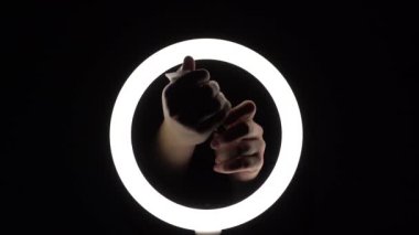 Kadın elleri, kremi tüpten avuç içine sıkıştırıyor. Güzellik tedavileri, spa, cilt bakımı.