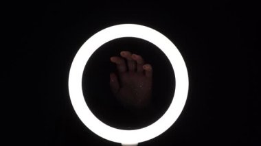 Bir sürü jest. Kadın parıltılı ellerle yakından bakınca parmaklarından şekiller çıkıyor. parmak oyunu, nazik hareketler, fasyon konsepti.