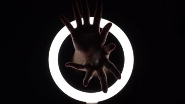 Bir sürü jest. Kadın parıltılı ellerle yakından bakınca parmaklarından şekiller çıkıyor. parmak oyunu, nazik hareketler, fasyon konsepti.