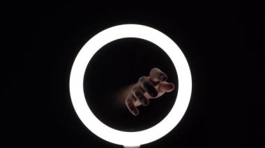 Bir sürü jest. Kadın parıltılı ellerle yakından bakınca parmaklarından şekiller çıkıyor. parmak oyunu, nazik hareketler, fasyon konsepti.