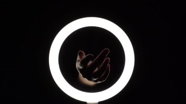 Bir sürü jest. Kadın parıltılı ellerle yakından bakınca parmaklarından şekiller çıkıyor. parmak oyunu, nazik hareketler, fasyon konsepti.