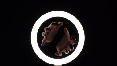 Bir sürü jest. Kadın parıltılı ellerle yakından bakınca parmaklarından şekiller çıkıyor. parmak oyunu, nazik hareketler, fasyon konsepti.