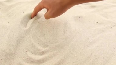 El, kuma yağmur bulutu yağdıran yazıyı çizer. Deniz ve okyanusun güneşli kıyıları. Tatil ve dinlenme yeri sembolü.