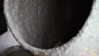Beton karıştırıcı binanın karışımını karıştırıyor. Dönüşümlü inşaat aleti yakın çekim. Gri yapım yapıştırıcılı inşaat işi.