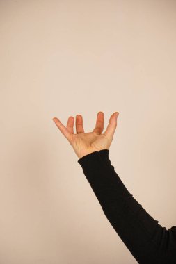 Parmakları kıvrımlı ve boşluklu olan el, hareket halindeki bir kedinin patisini taklit eder. Poz enerji, oyunculuk ve biraz da vahşet yayar. Duygusal ya da hayvani düşünceler için eşsiz bir jest.