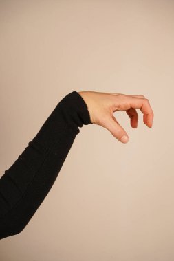 Parmakları kıvrımlı ve boşluklu olan el, hareket halindeki bir kedinin patisini taklit eder. Poz enerji, oyunculuk ve biraz da vahşet yayar. Duygusal ya da hayvani düşünceler için eşsiz bir jest.