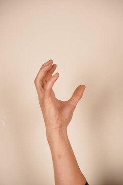 El, bir kedinin patisini andıran pençe şeklini alır. Parmaklar bükülür ve birbirinden ayrılır. Bu da kedilerin çevikliğini ve keskinliğini ortaya çıkarır. Bu jest hayvan temalı kavramlar için idealdir.