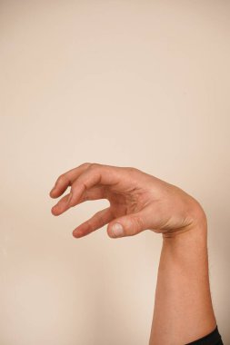 El, bir kedinin patisini andıran pençe şeklini alır. Parmaklar bükülür ve birbirinden ayrılır. Bu da kedilerin çevikliğini ve keskinliğini ortaya çıkarır. Bu jest hayvan temalı kavramlar için idealdir.