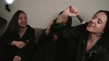 Parti: Kızlar doğaçlama bir mikrofonla eğlenir, dans eder, şarkı söyler, makyaj malzemelerini ellerinde tutarlar.