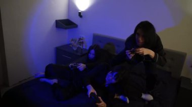 Bir grup pijamalı arkadaş, şampanya içerken ve sıradan bir ortamda oyun oynarken dizüstü bilgisayarlarına bakarken rahatlar. Mavi ışığın arka planında