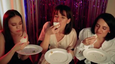 Keyif konsepti olarak bir tabaktan tatlı bir pasta yeme süreci. Arkadaşlarla, tatlılarla, şampanyalarla ve parlak dekorasyonlarla sıradan ve eğlenceli bekarlığa veda partisi.