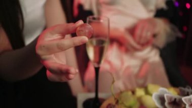 Üç kadın sıcak bir bekarlığa veda partisinin tadını çıkarıyor. Yanında abur cuburlar ve şampanya, birlikte gülüp güzel anlar paylaşıyorlar.