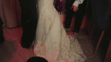 Müstakbel gelin, klasik beyaz gelinliğini bekarlığa veda partisinde arkadaşlarına gururla gösterir.