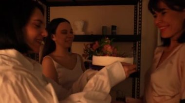 Üç arkadaşın mutlu bir atmosferi var. Büyük, lezzetli bir pastayla kutlama atmosferinin tadını çıkarıyorlar.