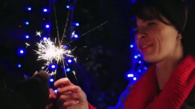 Arkadaşlar içki ve konuşmalarla mavi ışıklar altında toplanır, bayram ruhunu, birlikteliği ve şenlikli atmosferi somutlaştırırlar. Kızlar doğum günlerini kafalarında şapkalar ve maytaplarla kutlarlar.