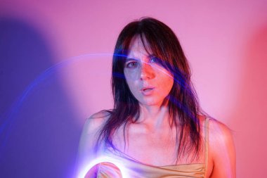 Güzel bir kadının portresi. Genç ve çekici bir modelin sanatsal portresi. Fantezi tarzı. Cazibeli moda kızı. Elbise giymiş şık bir esmer