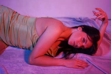 Kız yere yatar, kameraya bakar ve aşkı hayal eder.