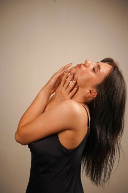 Kadın başı geriye doğru savrulur ve uzun saçları yere doğru uzar. Stüdyoda çekilmiş.