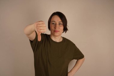 Sevmediğini gösterdiği parmağına bakan bir kızın portresi. Görünüşü inanılmaz derecede hoş.