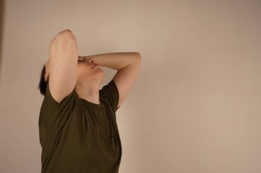 Genç bir kadın gözlerini devirir ve elini kaldırır. Dinlemeyi reddeder. Yeter artık.