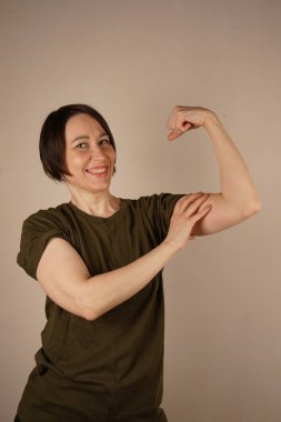 Pazularından birini sergileyen kız, eğitiminin sonuçlarından memnun. Bir kadın, fotokopi çekilen bir otelde pazar sabahının keyfini çıkarıyor.