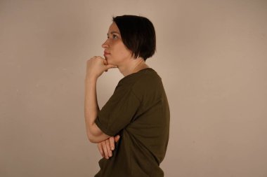 Olgun bir kadın sakallı bir adamı tutuyor ve başını kameradan çeviriyor. Onun düşünceleri seni huzur içinde olmaya zorluyor. Kenara çekiliyor. Kapat.