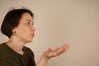 Sağlıklı düz saçlı ve doğal makyajlı esmer bir kız. Düz saç stili olan güzel bir model kadın. Özen ve güzellik