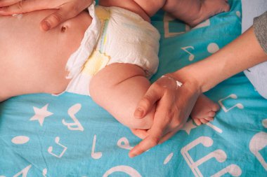 Bebek tombul ayaklar nazikçe tekmeliyor, pürüzsüz mavi kumaşı kırıştırıyor, rahat, güvenli yatağında hareket özgürlüğünü keşfediyor.