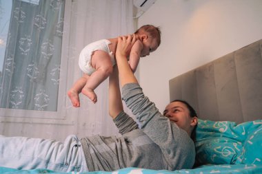 Bebeklerin tombul yanakları ılık ışıkta hafifçe parıldıyor, minicik bedeni annelerine sarılıyor.